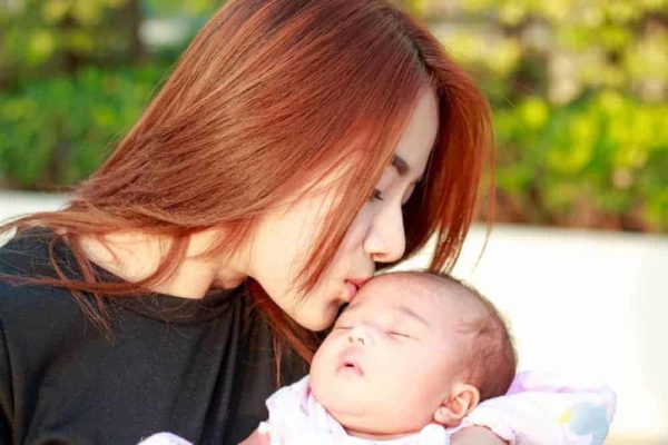 phơi nắng cho trẻ sơ sinh