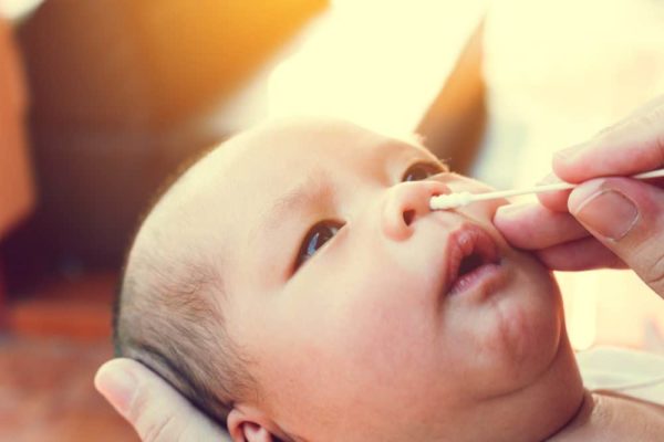 cách chữa ngạt mũi cho trẻ sơ sinh