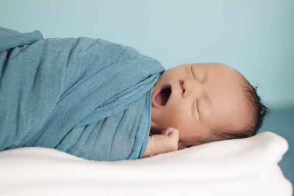 bé sơ sinh khó ngủ 