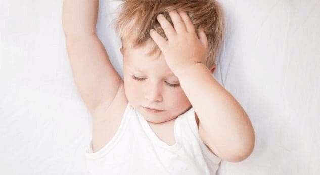 Trẻ bị đau đầu mẹ làm sao