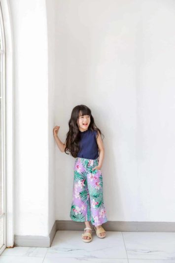 Áo thun ba lỗ trắng cùng quần ống rộng