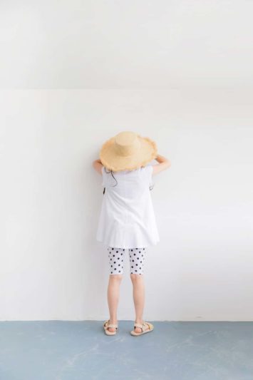 Quần bó mix cùng áo cánh dơi tua rua