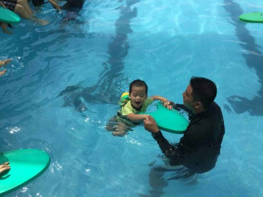 trẻ em học bơi ở đâu quận 9