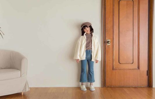 Mặc quần áo ấm cho bé trước khi ra ngoài