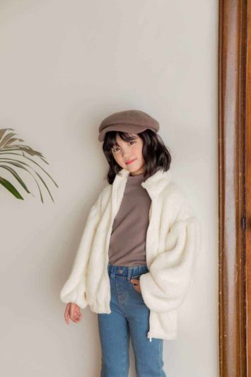 Mặc quần áo ấm cho bé trước khi ra ngoài