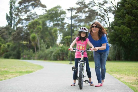 Hướng dẫn bé đi xe đạp