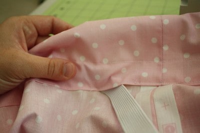 Luồn chun vào váy bé gái