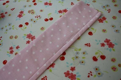 Vải may tay váy, mẹ gấp đôi lại theo chiều dọc.