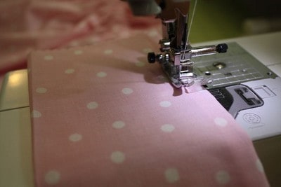 Vải may tay váy, mẹ gấp đôi lại theo chiều dọc.