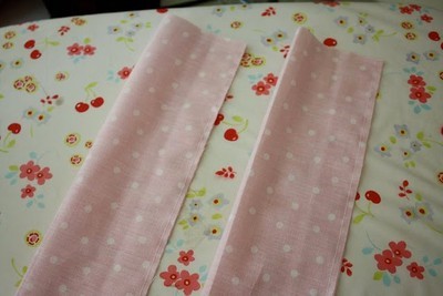 Vải may tay váy, mẹ gấp đôi lại theo chiều dọc.