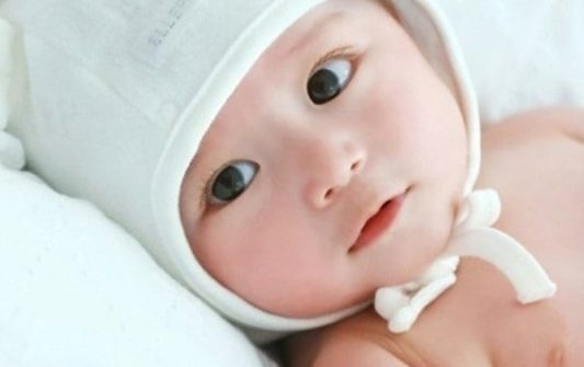 Trẻ sơ sinh đi ngoài có hạt