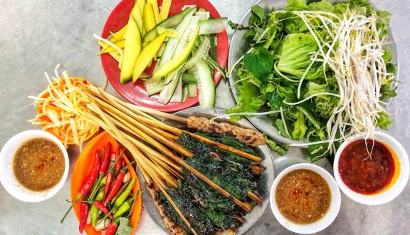 op 7 món ăn vặt vào mùa đông là món nem lụi Đà Nẵng