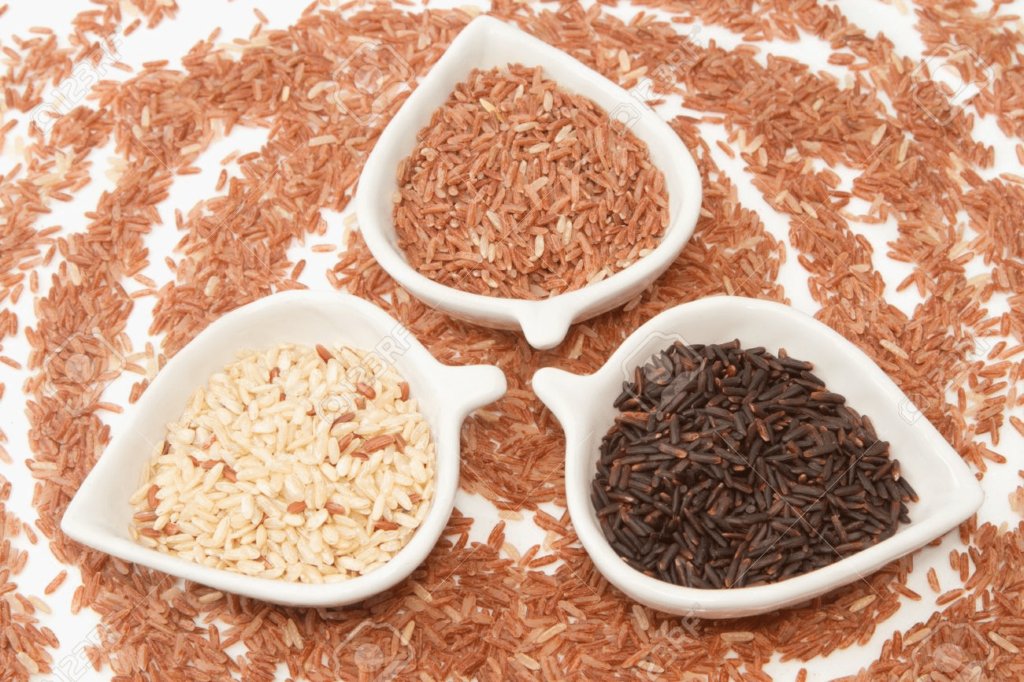 Bột gạo hay tinh bột gạo là một trong những thực phẩm được sử dụng phổ biến hiện nay. Với một công đoạn chế biến khá phức tạp, bột gạo mang đến hương vị đặc biệt, không hề ngán cho các món bánh, canh,… Cùng tìm hiểu bột gạo là gì và địa chỉ mua thực phẩm này thật tin cậy nhé. Bột gạo là gì? 1608136850082 Như đã giới thiệu, bột gạo hay tinh bột gạo, bột gạo rắm là loại bột có màu trắng tinh được làm từ hạt gạo. bằng các phương pháp nghiền, ngâm, tinh bột gạo có độ nhuyễn mịn khi trộn với nước. Các nước châu Á trong đó có Việt Nam thường dùng loại nguyên liệu này để làm nên các loại bánh cổ truyền như bánh dày, bánh cuốn, bánh bò, bánh canh, bánh hỏi, bánh đúc,… Quá trình chế biến để hình thành nên bột gạo khá tỉ mỉ. Đầu tiên, người ta phải ngâm hạt gạo trong nước để có thể xay mịn được hạt gạo ban đầu. Sau đó, gạo được đổ chung với nước vào cối xay để tinh bột được giải phóng. Đồng thời, khi nước hòa chung với một sẽ tạo thành một khối bột gạo dẻo, mịn. 1607832409038 Tiếp theo, bột xay xong sẽ được khuấy đều để tinh bột lắng xuống, tạp chất nổi lên. Công đoạn tiếp theo là lắng gạn nhằm tách bột khỏi nước. Cuối cùng, bột được chia đều và phơi từ 4 đến 6 tiếng hoặc sấy khô sao cho có độ ẩm 15%. Bột gạo sẽ được đóng gói và bảo quản ở nơi râm mát để tránh vi khuẩn và nấm mốc tấn công. Tác dụng của bột gạo 1608136848327 Hiện nay bột gạo được sử dụng để làm rất nhiều loại bánh. Từ Nam ra bắc, có rất nhiều món ăn được làm từ bột gạo, trong đó có thể kể đến một số loại như: - Bánh đúc: Đây là món ăn dân dã quen thuộc nhất của người dân Việt Nam. Bánh được làm từ bột gạo được hấp chín với các loại nguyên liệu khác như thịt băm, mộc nhĩ, nấm hương, rau thơm và nước chấm. Món bánh này được đựng trong các chén nhỏ, rất dễ ăn và thích hợp cho cả mùa nóng lẫn mùa lạnh. - Bánh chuối bột gạo: Nguyên liệu chính là bột gạo, chuối và nước cốt dừa. Bạn chỉ cần trộn đều chuối và bột gạo, thêm gia vị vừa ăn rồi mang đi hấp chín. Nước cốt dừa sẽ được nấu riêng để thêm vào khi ăn. Đây là một món ngon tuyệt mà bạn không nên bỏ qua. - Bánh xèo giòn: Là món ăn đơn giản phổ biến tại miền Đà Nẵng, Phú Yên cho tới tận miền tây, bánh xèo giòn vàng ruộm, thơm phức với thịt và tôm, giá, mộc nhĩ,… chắc chắn sẽ mang lại cho bạn một cảm giác như được về nhà. Món này làm cực kỳ đơn giản và thậm chí bạn có thể làm ngay tại nhà đấy. - Bánh bò: Bánh bò mềm mềm, xốp xốp nhưng không bị giòn, cũng không cứng là món bánh có mặt tại vùng Nam Bộ Việt Nam. Bánh được làm từ bột gạo xay nhuyễn với hương lá dứa thơm phức. 1607832411043 - Bánh cuốn: Món bánh cuốn được tráng từ bột gạo pha loãng với nước theo một tỷ lệ nhất định. Bột được tráng mỏng và hấp nhanh qua một nồi hơi để có những mảng tròn lớn. Bánh được lấy ra có độ dẻo, dính nhẹ và rất mềm. ở miền trung, bánh thường được cuốn riêng và ăn kèm với thịt hoặc các loại nộm rau. Ở miền bắc và miền nam, bánh sẽ được gói cùng với nhân thịt, mộc nhĩ và ăn kèm nước chấm. - Bánh gối: Bánh gối giòn giòn với các nhân thịt, mộc nhĩ, nấm,… bên trong đủ để bạn căn no. Bánh được gói bằng bột gạo và được rán đền vàng giòn. Có thể thưởng thức bánh trong cả ngày nóng lẫn ngày lạnh. - Bánh canh: Cũng được làm từ bột gạo, bánh canh được cho vào nước dùng và nấu chín lên có vị mềm, không ngấy. Bánh phổ biến mọi miền của Việt Nam. Ngoài ra, còn rất nhiều món bánh khác được làm từ bột gạo. Mỗi miền lại có cách chế biến riêng giúp tăng hương vị của món ăn. Bột gạo cũng có thể được trộn chung với các loại bột khác như bột bình tinh, bột năng để tăng hiệu quả đối với sức khỏe. Mua bột gạo ở đâu tphcm và hà nội? Bạn đã biết tác dụng của bột gạo. Vậy bột gạo bán ở đâu? Vì là nguyên liệu không thể thiếu khi nấu nướng nên bột gạo được phân phối khá rộng rãi trên toàn quốc. Bạn hoàn toàn có thể mua bột gạo ở các siêu thị, tiệm bách hóa hay thậm chí đặt hàng trên website của các nhà bán lẻ. Tuy nhiên, vì là thực phẩm sử dụng thường xuyên nên bạn cần phải kiểm tra hạn sử dụng, hướng dẫn sử dụng và lựa chọn quy cách đóng gói phù hợp, tránh lãng phí. Ngoài ra, để đảm bảo an toàn nhất, mua bột gạo ở đâu thì bạn nên tìm đến các thương hiệu bột gạo uy tín như bột gạo Tài Ký, bột gạo Vĩnh Thuận, bột gạo Miền tây hay tinh bột gạo tẻ Thái Lan,… Trên đây là những thông tin chi tiết bột gạo là gì cũng như các món ngon từ thực phẩm này và địa chỉ mua bột gạo. Hi vọng bạn sẽ có thể làm nên những món ngon hấp dẫn cho gia đình của mình. Và hãy lựa chọn mua bột gạo có thương hiệu để được bảo đảm an toàn về sức khỏe nhé!