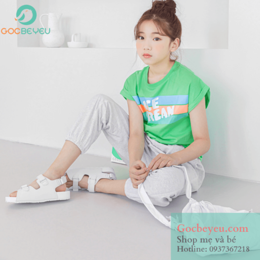 Những trang phục với tông màu sáng sẽ phù hợp với bé trong những ngày đầu năm mới mang đến sự trẻ trung và may mắn